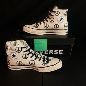 Awesome white converse 😁😁